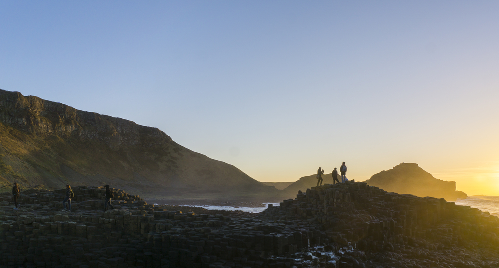 tourists-giants-causeway